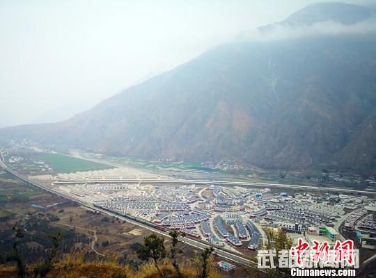脱贫攻坚时期,陇南市武都区新建成的异地搬迁点。此前,许多村民世代居住在深山高坡上。(资料图) 殷春永 摄 脱贫攻坚时期,陇南市武都区新建成的异地搬迁点。此前,许多村民世代居住在深山高坡上。(资料图) 殷春永 摄