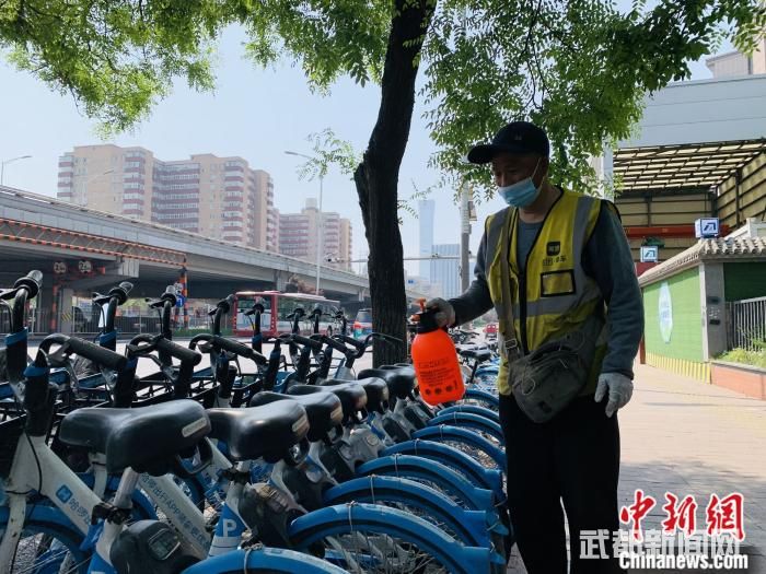 一名运维人员正在对共享单车进行消杀。 共享单车企业供图 一名运维人员正在对共享单车进行消杀。 共享单车企业供图
