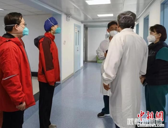 上海九院和来自湖北的医疗队共同商议,决定编组安排ICU重症病房。 上海九院供图 上海九院和来自湖北的医疗队共同商议,决定编组安排ICU重症病房。 上海九院供图
