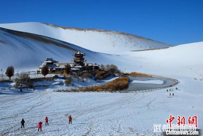 敦煌市鸣沙山月牙泉雪景如画。(资料图) 张晓亮 摄 敦煌市鸣沙山月牙泉雪景如画。(资料图) 张晓亮 摄